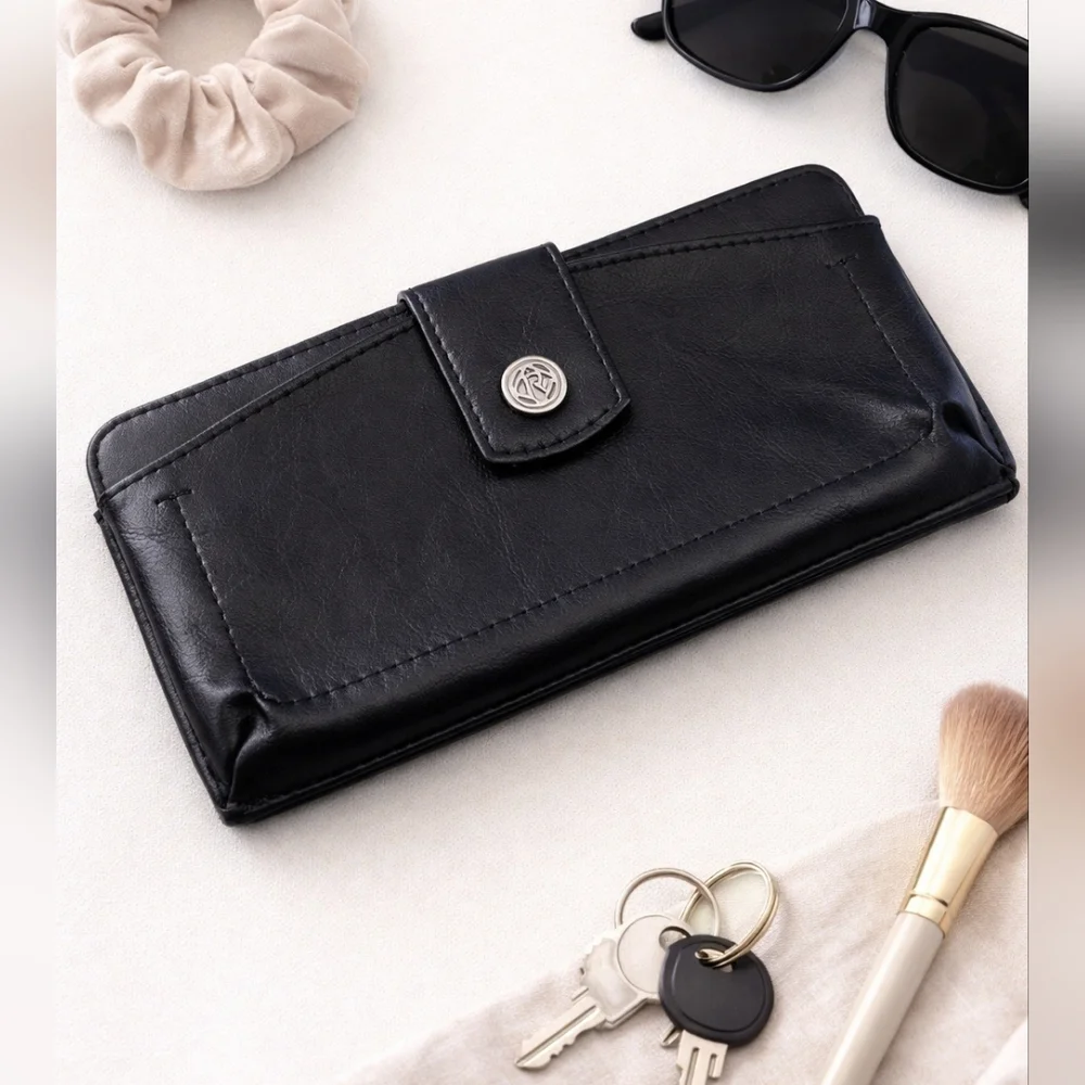 Classic black wallet by Relic with a clean, minimalist design 🖤